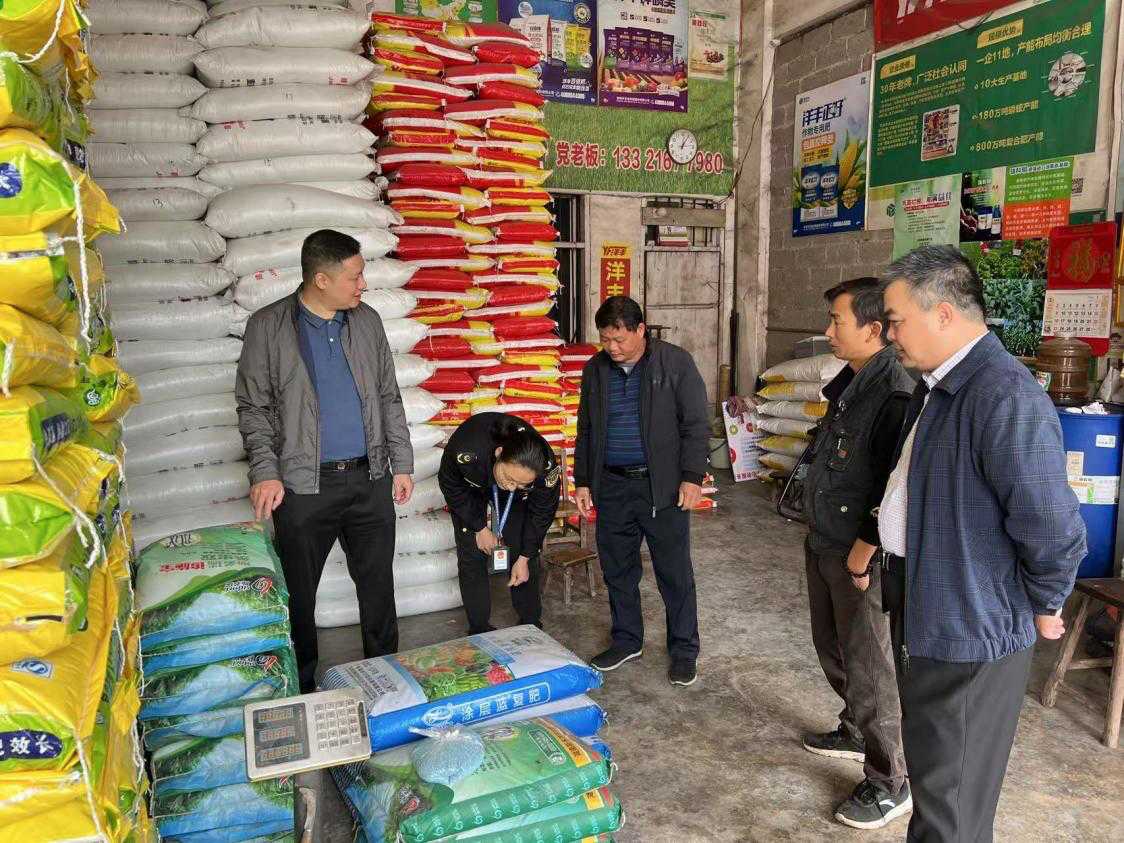 護(hù)航春耕 保障質(zhì)量——橋圩供銷社聯(lián)合港南區(qū)市場(chǎng)監(jiān)督管理局開(kāi)展春季農(nóng)資專項(xiàng)檢查行動(dòng)
